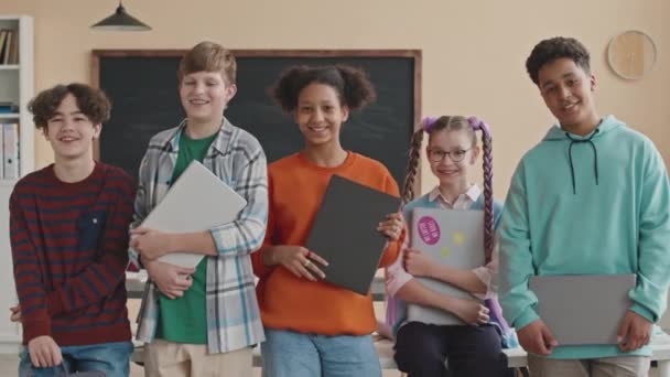 Średni Portret Wesołej Wielonarodowej Grupy Dzieci Szkolnych Laptopami Pozującymi Aparatu — Wideo stockowe