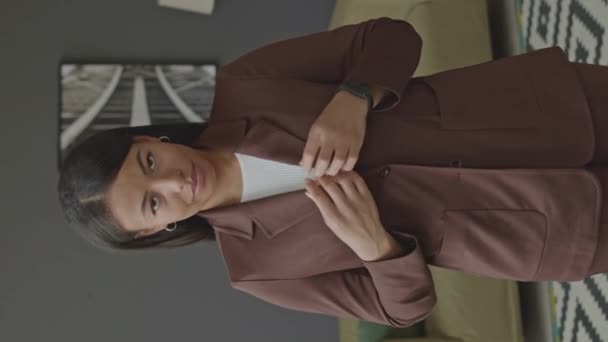 Vertikales Medium Porträt Einer Jungen Selbstbewussten Birassischen Geschäftsfrau Eleganter Formalwear — Stockvideo