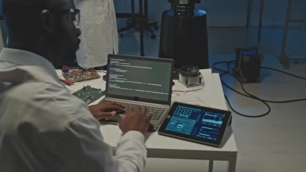Team Van Professionele Diverse Tech Ontwikkelaars Repareren Programmeren Futuristische Humanoïde — Stockvideo
