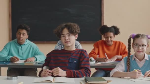Cintura Para Cima Estudante Pré Adolescente Biracial Mesa Levantando Mão — Vídeo de Stock