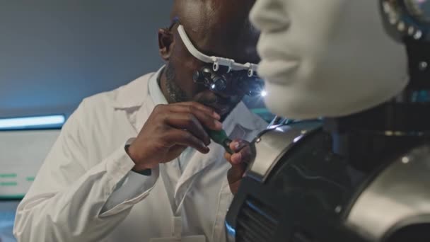 Waist Van Afro Amerikaanse Ingenieur Witte Labjas Vergrootglas Met Licht — Stockvideo
