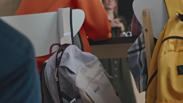 Widok Tyłu Nierozpoznawalnego Ucznia Wyciągającego Linijkę Plecaka Siedzącego Biurkiem Podczas — Wideo stockowe