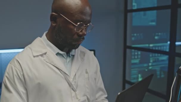 어두운 실험실에서 로봇을 노트북 컴퓨터를 심각한 엔지니어의 — 비디오
