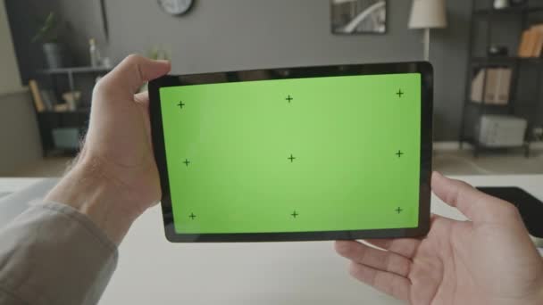 Pov Homem Irreconhecível Segurando Tablet Com Tela Verde Nas Mãos — Vídeo de Stock