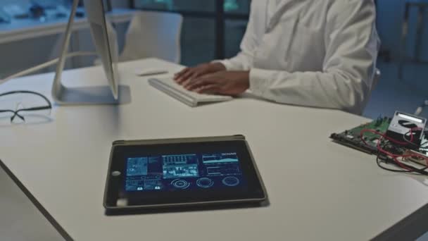 Selektiver Fokus Auf Digitalem Tablet Bildschirm Mit Mikrochip Schema Weißen — Stockvideo