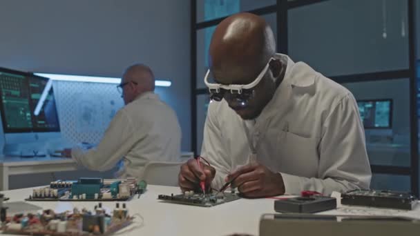 Waist Shot Concentrated African American Male Electronic Engineer Soldering Pcb — Stock Video