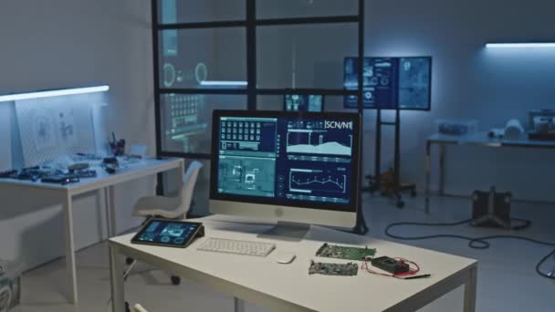 Anakart Bilgisayar Monitörüyle Modern Elektronik Mühendisliği Işyerinde Çekilen Hiç Kimse — Stok video