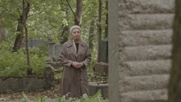 Dolor Anciano Mujer Asiática Larga Gabardina Pie Junto Lápida Cementerio — Vídeos de Stock