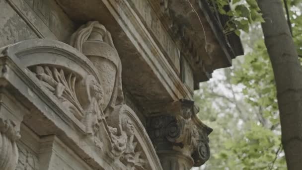 Hay Gente Disparada Viejo Mausoleo Hormigón Cripta Exterior Cementerio — Vídeo de stock