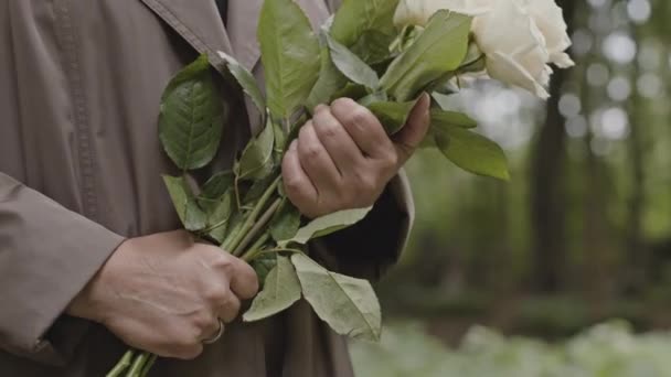 Close Viúva Irreconhecível Segurando Buquê Belas Rosas Brancas Funerais Seu — Vídeo de Stock