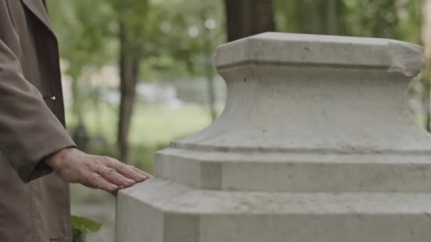 Plan Recadré Veuve Méconnaissable Mettant Main Sur Monument Granit Blanc — Video