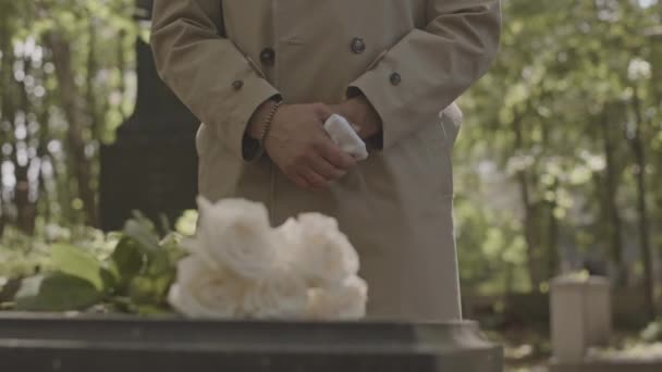 Bukiet Białych Róż Granitowym Nagrobku Oświetlony Światłem Słonecznym Cmentarzu Nierozpoznawalny — Wideo stockowe