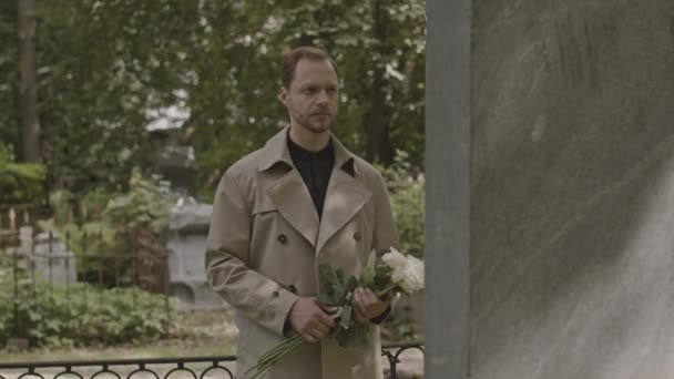 Medium Schot Van Jonge Droevige Blanke Man Met Witte Bloemen — Stockvideo