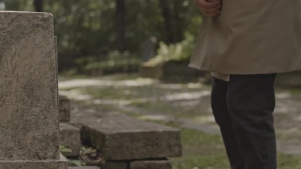 Chagrin Homme Caucasien Trench Coat Assis Sur Ses Genoux Sur — Video