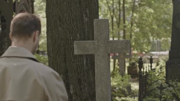 Deve Hendeği Ceketli Bir Adam Gündüz Vakti Mezarlıkta Çapraz Mezar — Stok video