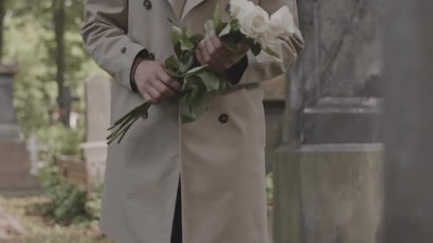 Uomo Lungo Cammello Trench Portando Rose Bianche Alla Tomba Durante — Video Stock
