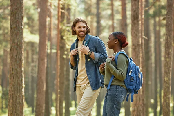 Multiethnic Young Couple Backpacks Walking Together Forest Outdoors — Stock Photo, Image