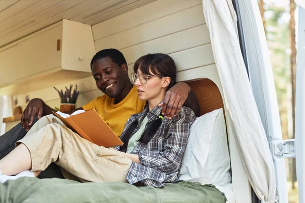 Multiethnic Young Couple Enjoying Reading Book Together While Resting Bed — Stock Photo, Image