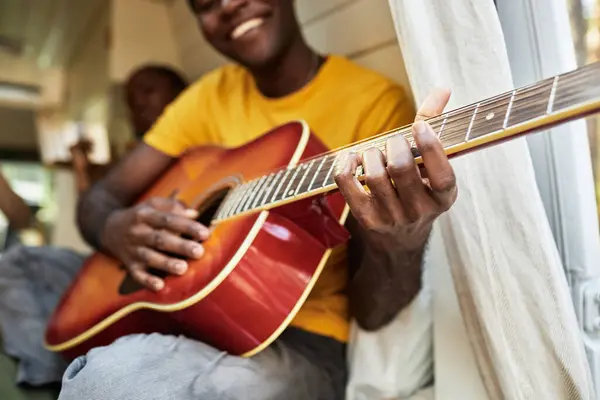 Detailní Záběr Africký Mladý Muž Hraje Kytaru Sedí Dodávce Svými — Stock fotografie