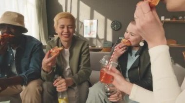 Genç ve çeşitli arkadaşlarla el kamerasıyla çekilmiş güzel bir daire sohbeti, pizza yemek ve meşrubat içmek.