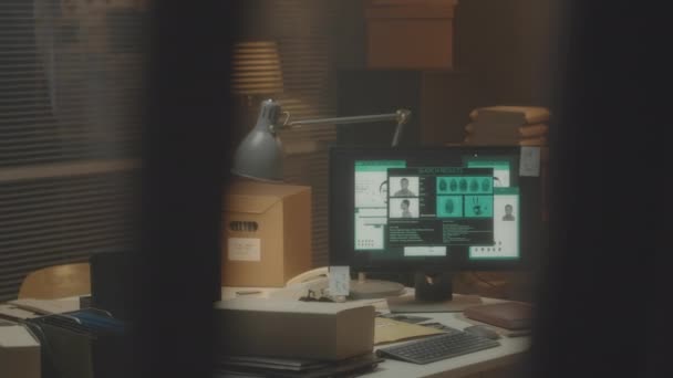 데스크톱 컴퓨터 코르크 보드에 데이터베이스를 용의자와 사무실에서 탐정의 아무도 — 비디오