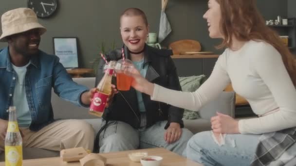 Media Toma Amigos Jóvenes Multirraciales Animando Con Bebidas Gaseosas Mientras — Vídeo de stock