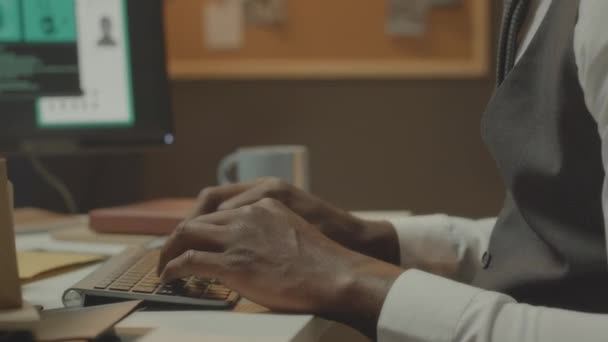 Αγνώριστοι Άνδρες Χέρια Του Ντετέκτιβ Πληκτρολογώντας Στο Πληκτρολόγιο Ενώ Συμπληρώνοντας — Αρχείο Βίντεο