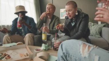 Hafta sonları dört çok ırklı gencin fast food ve köpüklü içeceklerle sohbet edip eğlendiği orta boy bir fotoğraf.