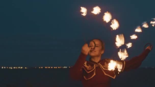 Střední Záběr Vzrušeného Běloška Tanec Hořícími Požárními Ventilátory Během Noční — Stock video