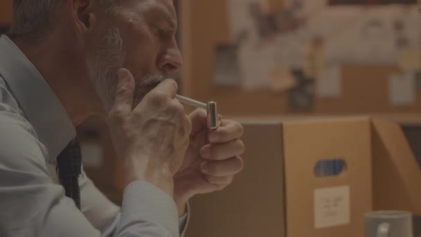 Ceza Davasını Araştırırken Sigara Yakan Ofiste Delil Toplayan Düşünceli Orta — Stok video