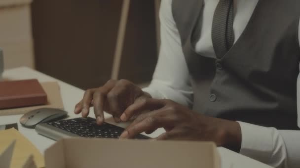 Incline Tiro Detetive Afro Americano Profissional Usando Computador Com Base — Vídeo de Stock