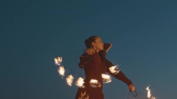 Średnie Ujęcie Profesjonalnej Artystki Cyrkowej Wykonującej Piękny Taniec Płonącymi Fanami — Wideo stockowe