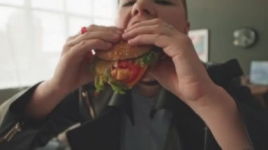 Deri ceketli, şımarık, koca burgerden ısıran ve hafta sonları hile yapan iri yarı hippi kız.