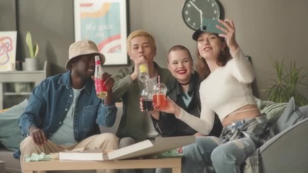 Medium Skott Fyra Multietniska Unga Hipster Vänner Ler Med Koppar — Stockvideo