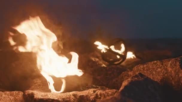 Llamas Rojas Fuego Cuenco Hierro Piedras Playa Por Noche Después — Vídeo de stock