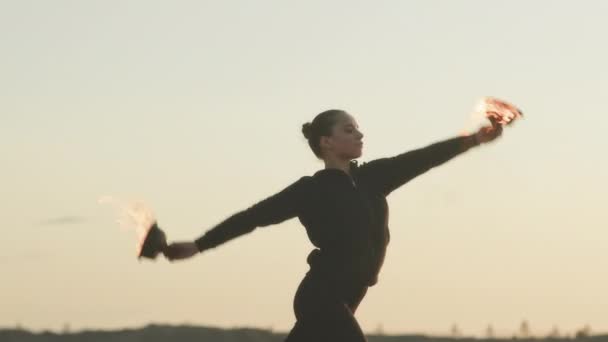 Кавказская Девушка Танцует Огненными Чашами Пшеничном Поле Делая Зрелищные Огненные — стоковое видео