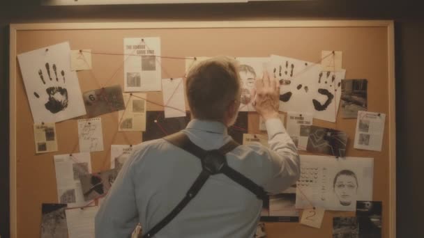 Mittlere Rückseite Aufnahme Eines Grauhaarigen Männlichen Polizeidetektivs Der Einer Wand — Stockvideo