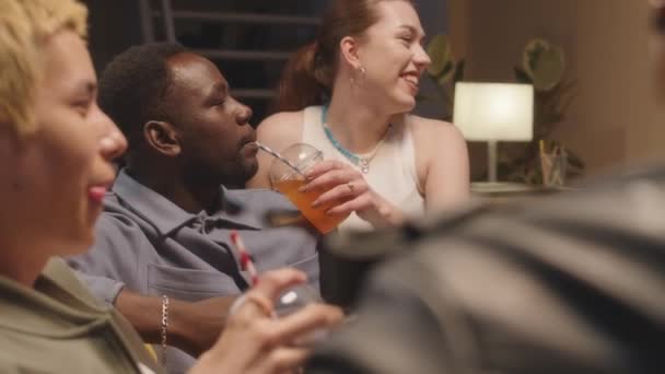 Medium Shot Van Multiraciale Jonge Vrienden Besteden Goede Tijd Samen — Stockvideo