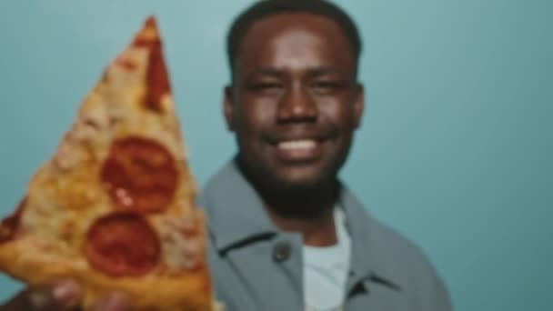 Cambio Enfoque Retrato Sonriente Joven Negro Posando Para Cámara Con — Vídeos de Stock