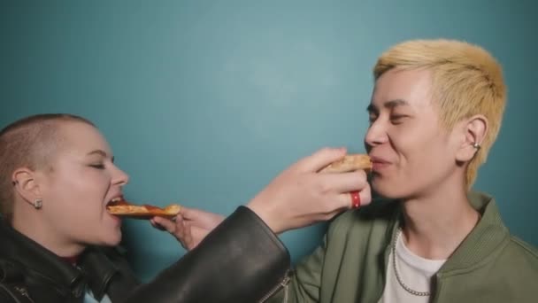 Peito Casal Hipster Multiétnico Alimentando Uns Aos Outros Com Pizza — Vídeo de Stock