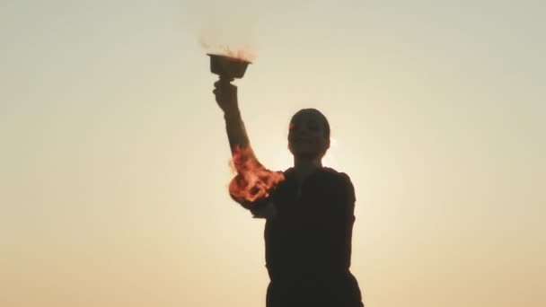 Junge Kaukasische Zirkuskünstlerin Tanzt Bei Sonnenuntergang Mit Brennenden Feuerschalen — Stockvideo