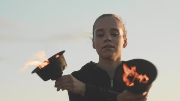 Közepes Lövés Művészi Kaukázusi Lány Táncol Tűz Tálak Naplementekor Hogy — Stock videók