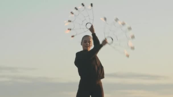 Mittlere Aufnahme Eines Kaukasischen Mädchens Das Bei Sonnenuntergang Freien Tanzt — Stockvideo