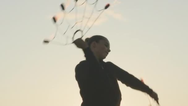 Średnie Ujęcie Dziewczyny Wirującej Fanki Ognia Tańczącej Podczas Występu Cyrkowego — Wideo stockowe
