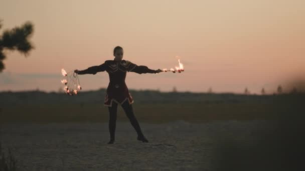 Полнометражный Снимок Молодой Художницы Аутентичном Платье Танцующей Горящими Поклонниками Огня — стоковое видео