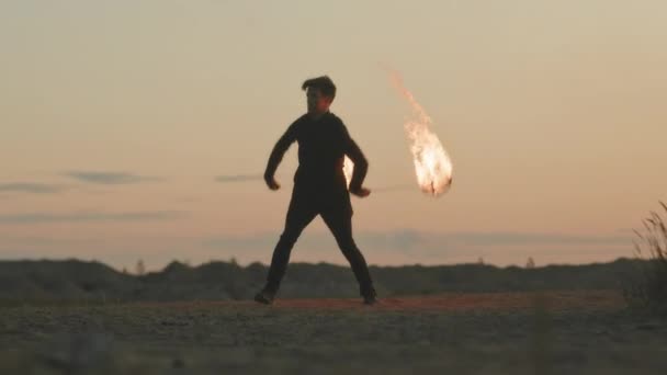 Pełne Ujęcie Odważnego Młodego Człowieka Obracającego Się Sztabami Ognia Podczas — Wideo stockowe