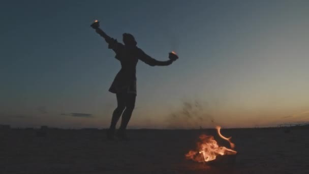 Полнометражный Снимок Женского Силуэта Танцующего Двумя Огненными Чашами Время Огненного — стоковое видео