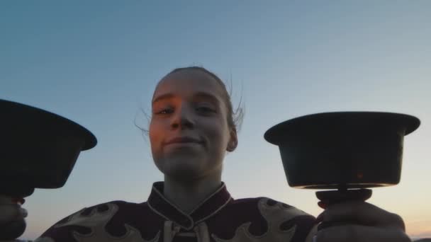 Портрет Кавказької Дівчини Яка Посміхається Камеру Двома Залізними Чашами Вогнем — стокове відео