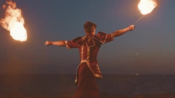 Średnie Ujęcie Młodego Białego Mężczyzny Tańczącego Ogniem Plaży Nocy Podczas — Wideo stockowe