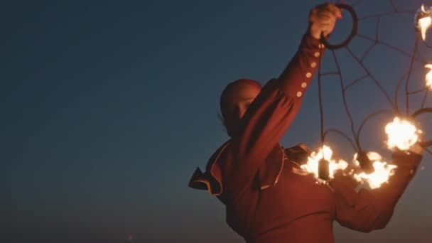 불타는 카메라에 예술가의 슬로우 초상화 — 비디오